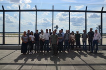 Gruppenfoto auf der Besucherterrasse